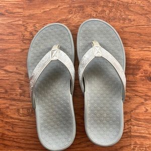 vionic sandals size 8